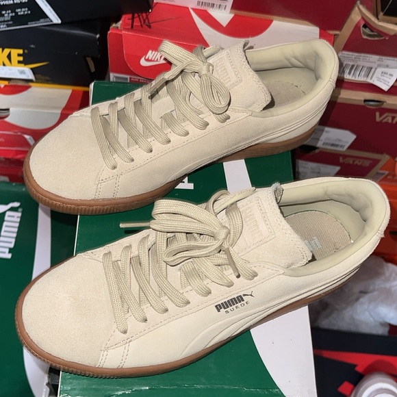 Gradeschool Puma Suede Taupe/Beige Size 5.5 Kids - Picture 2 of 4